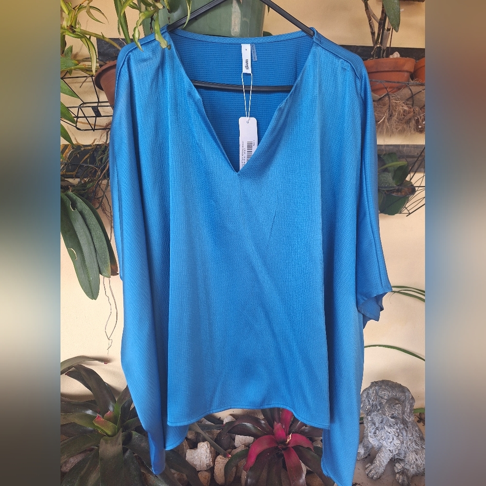 Women blouse, tunic style, size small, 100% polyester, blue color